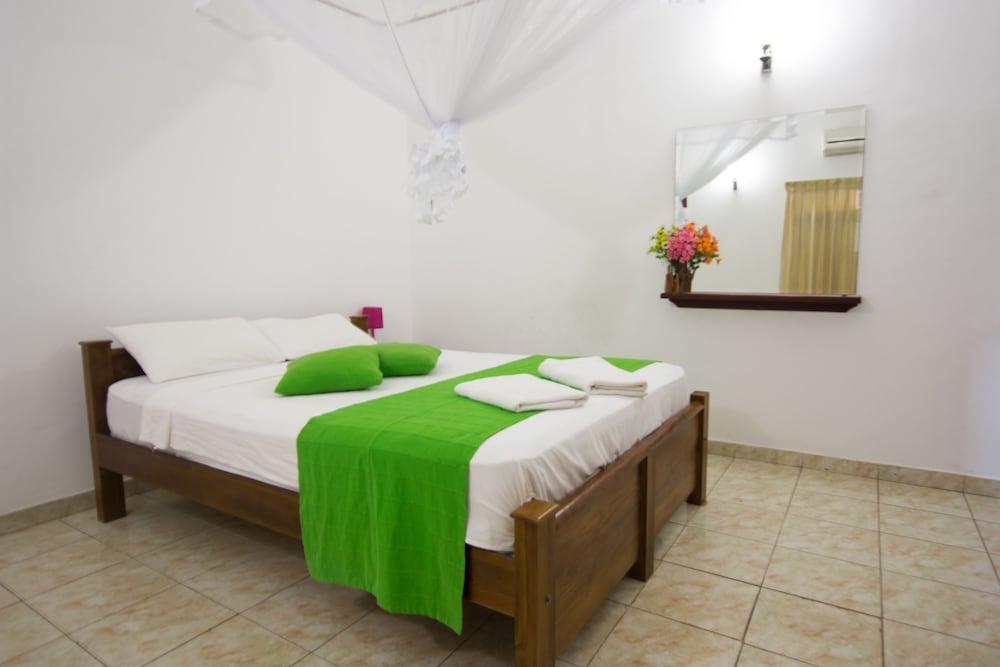 Oyo 347 Hotel Empryean Katunayaka Екстериор снимка