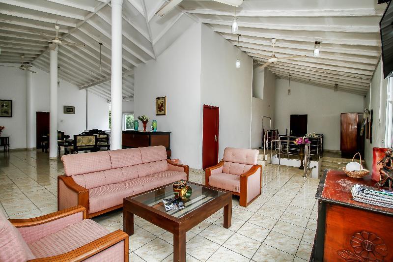 Oyo 347 Hotel Empryean Katunayaka Екстериор снимка