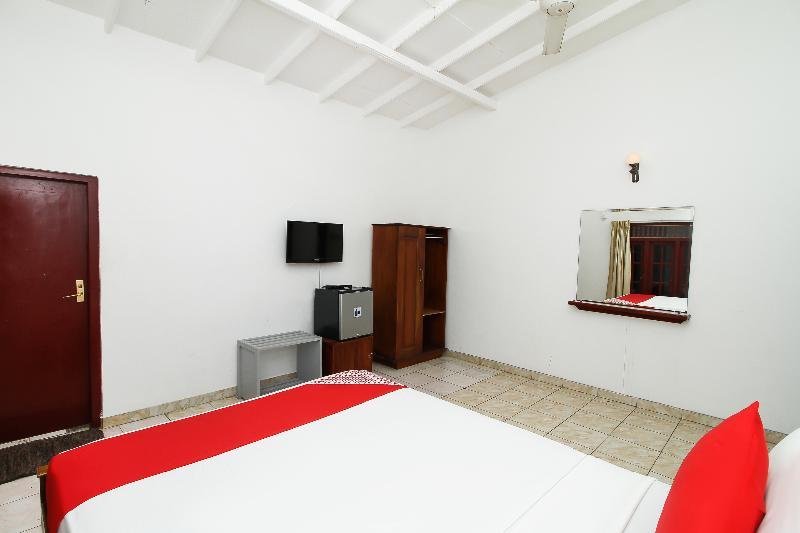 Oyo 347 Hotel Empryean Katunayaka Екстериор снимка